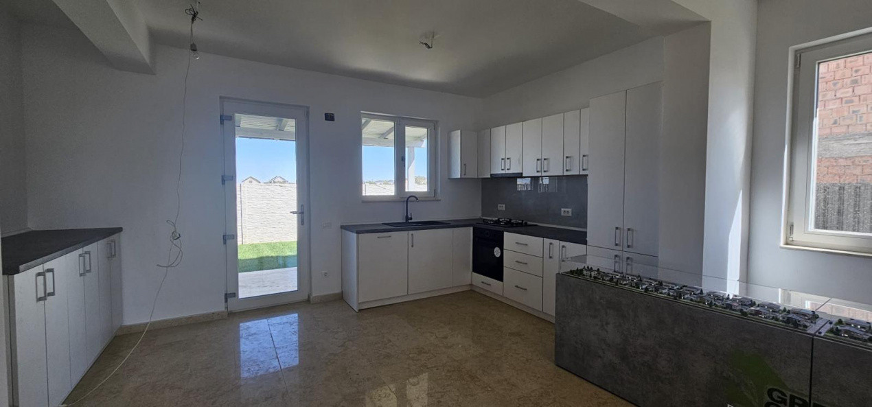 Casa 4 camere, P+1, 99mp | gaz, curent, apa si canal | Acces rapid DR9