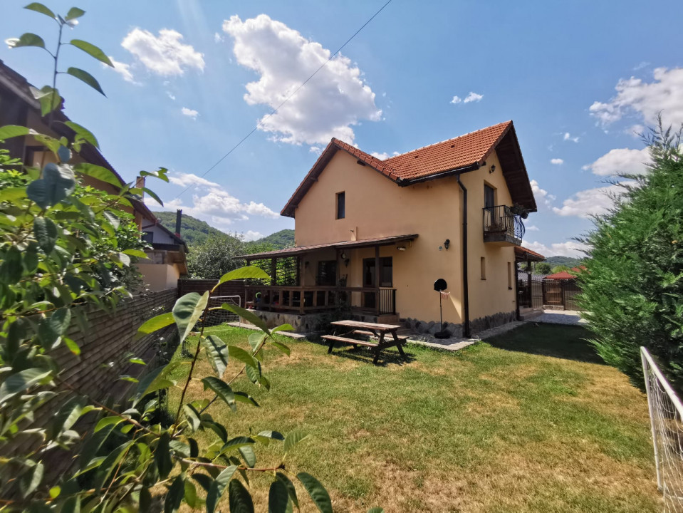 Casa de Vanzare, Vladesti, 4 camere, langa piscina