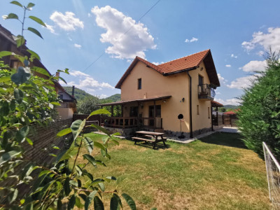 Casa de Vanzare, Vladesti, 4 camere, langa piscina